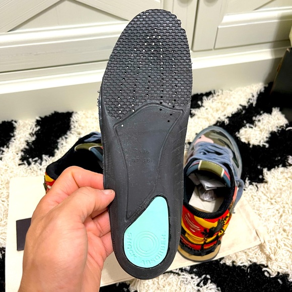 EUC Women’s Size 6.5 Valentino Garavani Rockrunner Sneakers In Hawaiian Culture - Picture 13 of 16